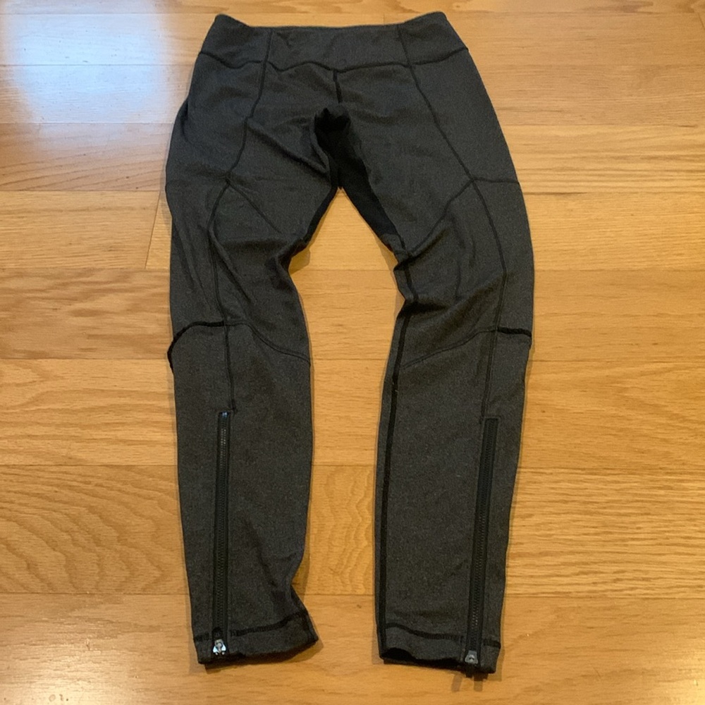 Lululemon 8 full length amazing butt detail, zipper bottom, min. pilling, EUC.